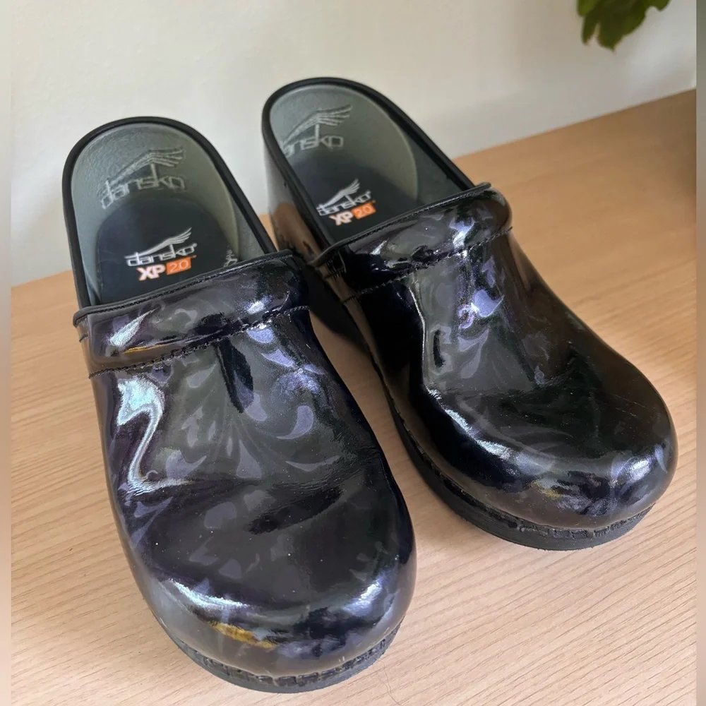 Dansko Women’s size 39 XP 2.0 Patent Floral Clogs - Picture 5 of 6